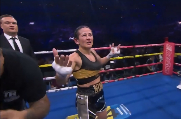 Video-Em-final-de-boxe-locutor-erra-e-anuncia-outr0127015500202405121511