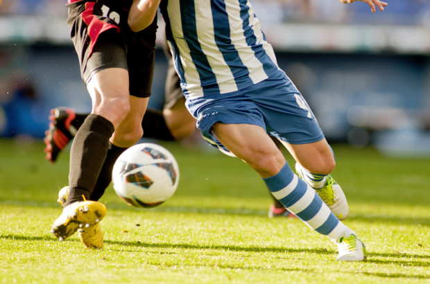 Futbol. Disputa de balon