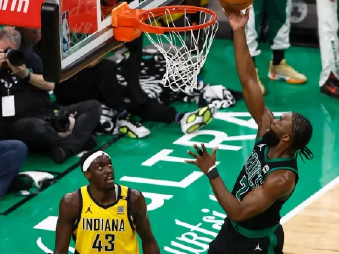 jaylen-brown-em-acao-pelo-boston-celtics-contra-o-indiana-pacers-1716552931694_v2_450x450.jpg